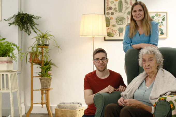 Eva Peñafiel, entrenadora emocional, con una mujer mayor y su cuidador