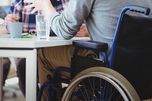 Dos personas en una cafetería