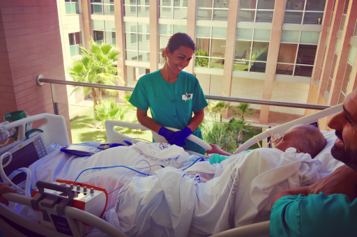 Persona en la UCI de paseo por el hospital