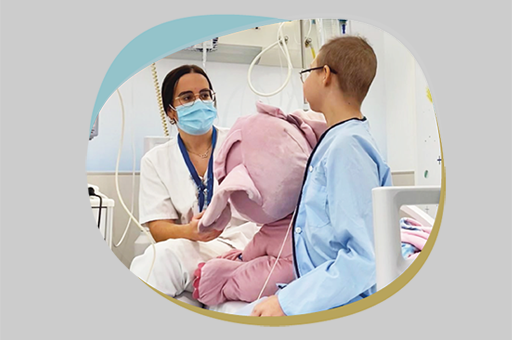 Niño y doctora en el hospital